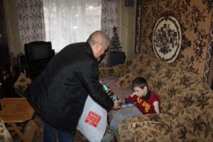 Благотворительный Фонд «Великое Отечество» передал более 700 подарков для детей Донбасса