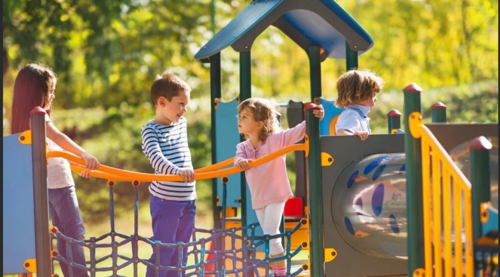 Детская площадка для маленьких жителей Горловки изготовлена и отгружена