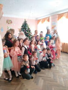 Дети прифронтовых районов Донбасса начали получать новогодние подарки из России