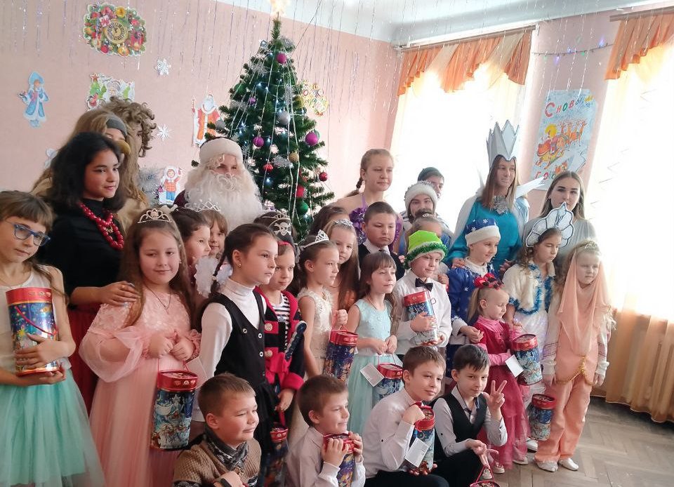 Дети прифронтовых районов Донбасса начали получать новогодние подарки из России