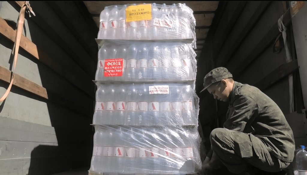 Очередная партия бутилированной воды скоро отправится в больницы и госпитали Донбасса
